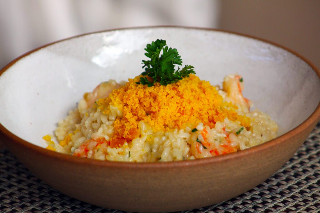 Sombrio risoto de limao siciliano bem saboroso com camarao rosa e queijo bottarga do Prainha do Juliao Foto Reginaldo Pupo Sabores da Praia